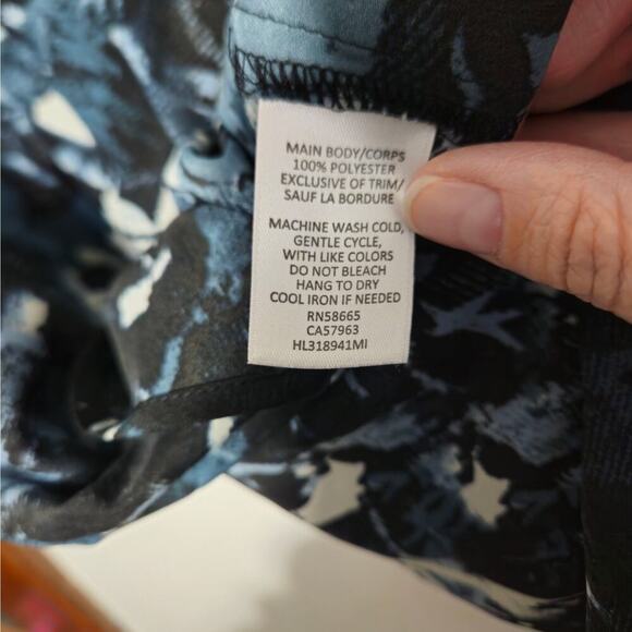 Trouve Blue/Black Floral Sleeveless V-Neck Size Small Side Slits. - Picture 5 of 5